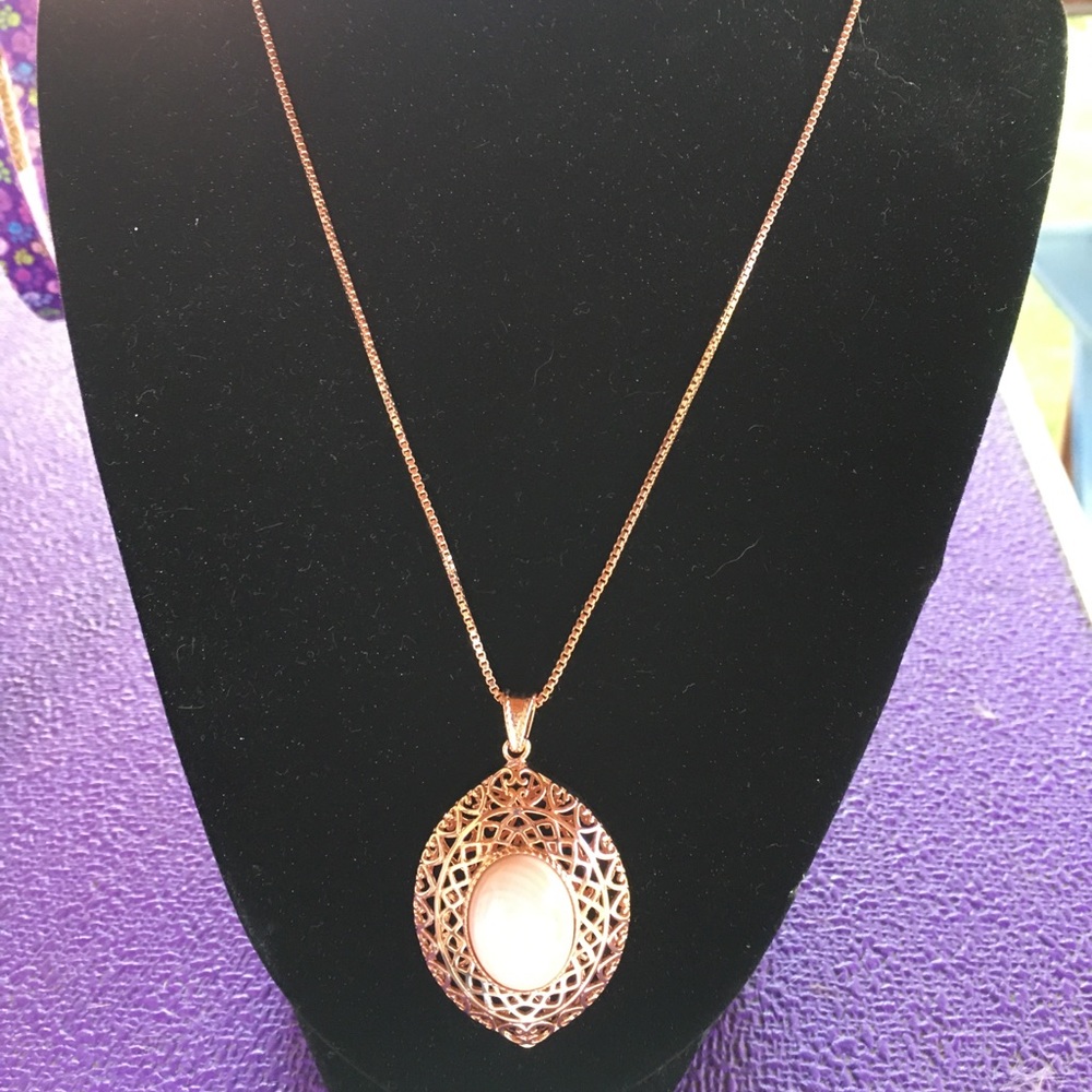 Mother of Pearl Necklace in Rose Gold Tone - Picture 3 of 10